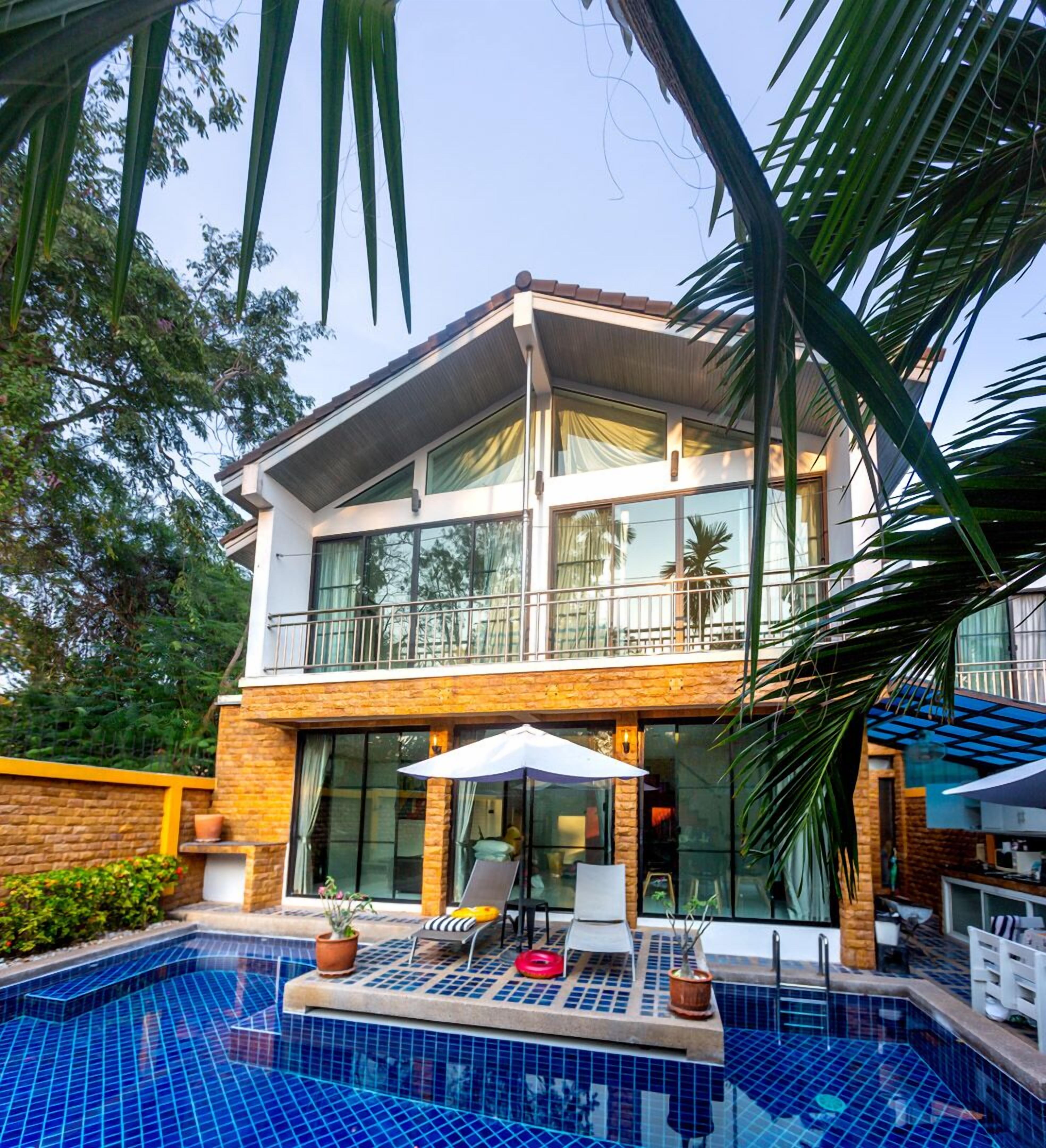 Outdoor pool, pool umbrellas, sun loungers