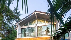 A two-story modern house with a swimming pool, large windows, and a balcony. - 4poolvillas (Pattaya)