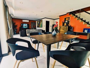 Pool Villa No. 4 | Woonruimte | Een flatscreentelevisie
