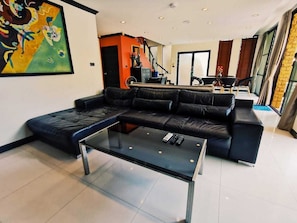 Pool Villa No. 4 | Woonruimte | Een flatscreentelevisie