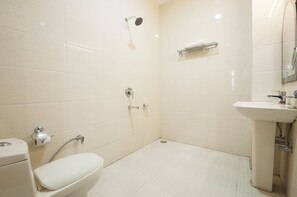 Deluxe Double Room | Bathroom | Shower, free toiletries, towels