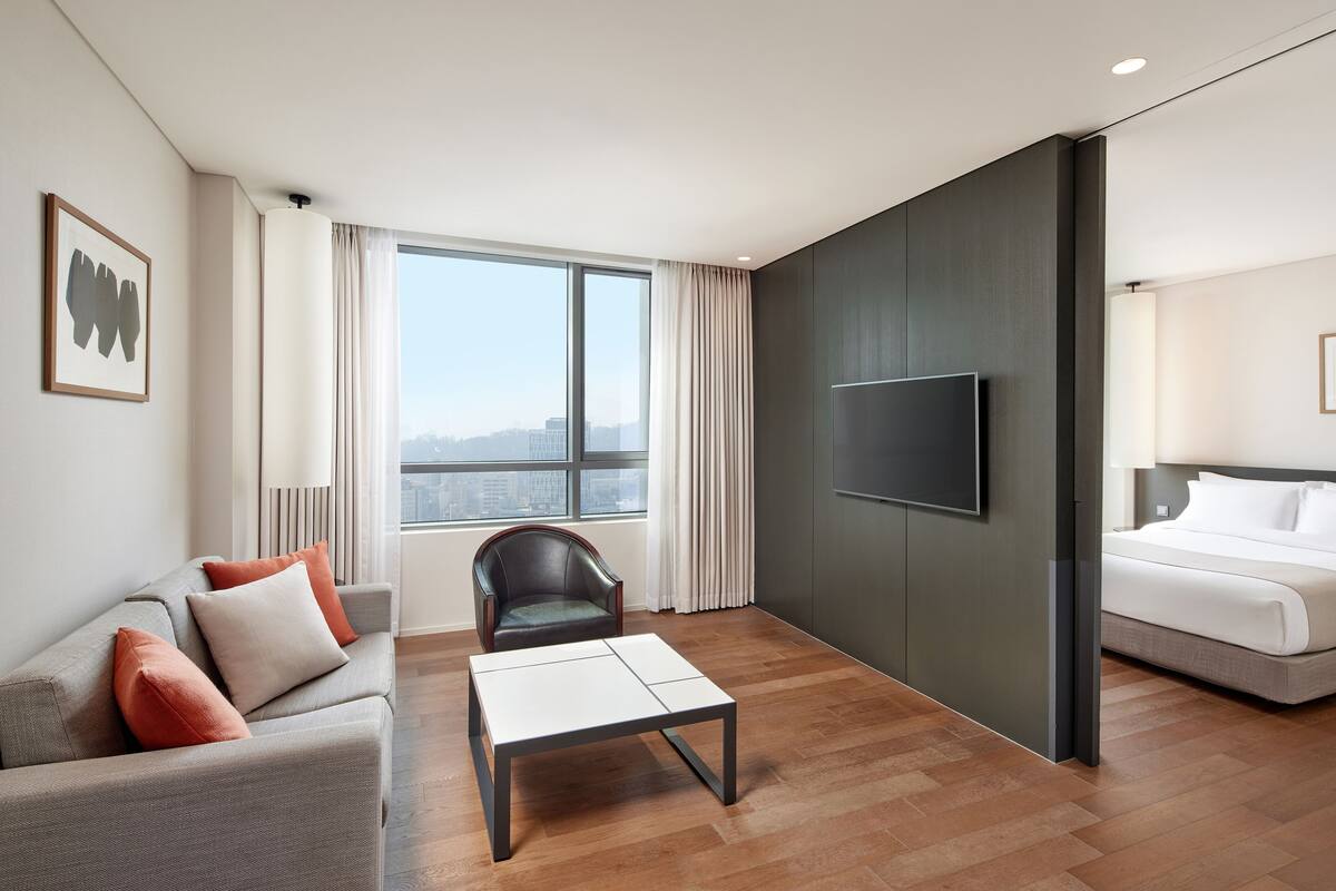 Ropa de cama de alta calidad y caja de seguridad en la habitación