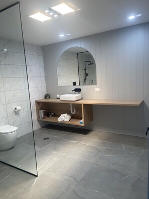 Luxury Studio | Bilik Mandi | Kelengkapan dandanan diri percuma, tuala disediakan 