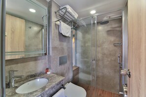 Deluxe Double Room, Sea View | Bathroom | Shower, free toiletries, slippers, towels - Isikaltin Hotel (Amasra)