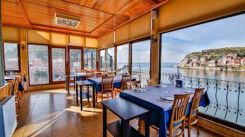 供應早餐、午餐、晚餐;地中海菜