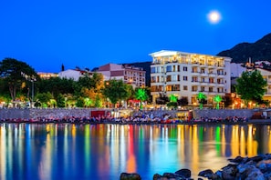 住宿正面 - 傍晚/夜晚