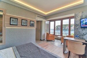 Deluxe Double Room, Sea View | Premium bedding, minibar, desk, laptop workspace