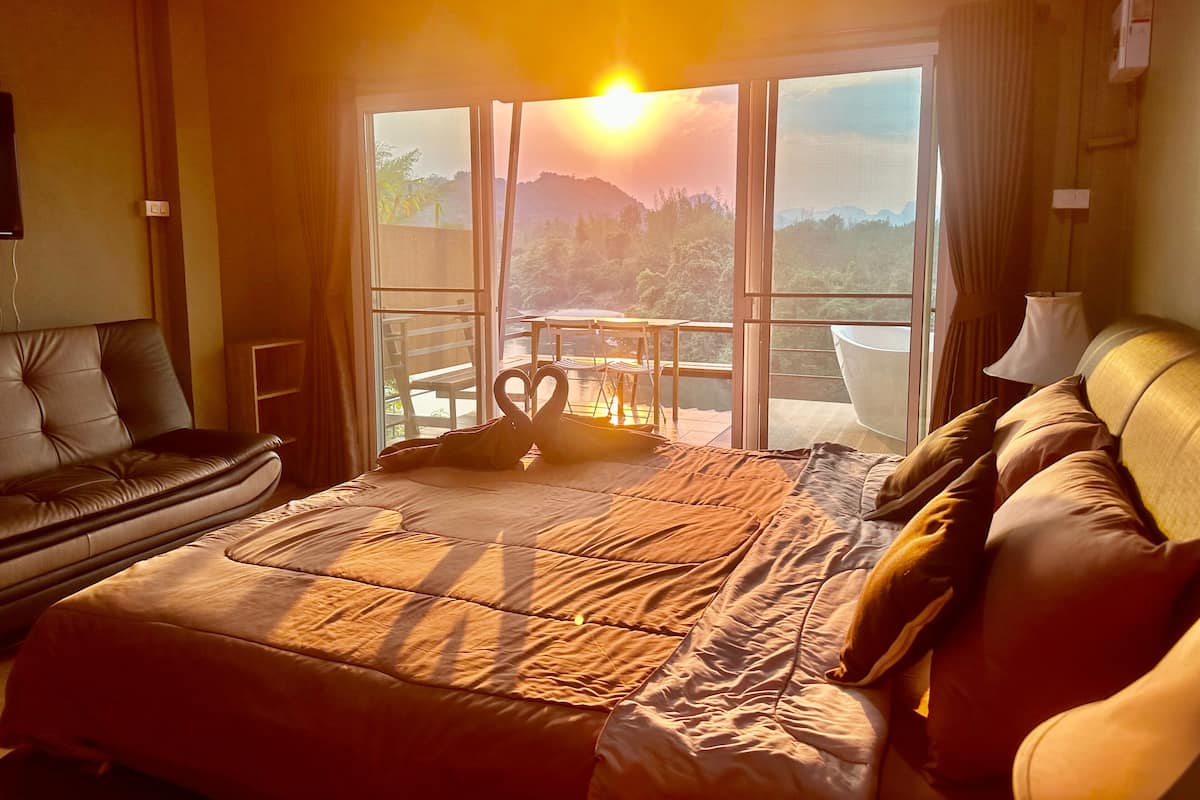 Deluxe kamer, 1 kingsize bed, niet-roken, uitzicht op rivier | Een bureau, gratis wifi, beddengoed, rolstoeltoegankelijk