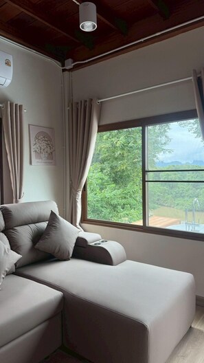 家庭獨棟房屋, 2 間臥室, 河景 | 起居區 | 32-吋LED 液晶電視、有線頻道、電視