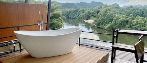 Deluxe kamer, 1 kingsize bed, niet-roken, uitzicht op rivier | Uitzicht vanaf balkon