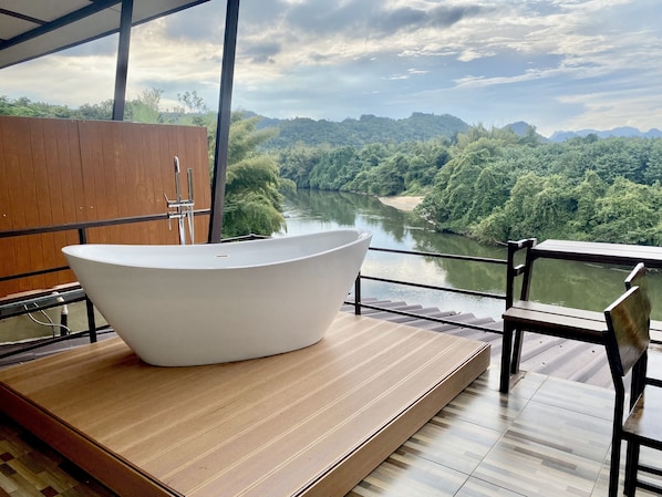 豪華客房, 1 張特大雙人床, 非吸煙房, 河景 | 陽台景觀