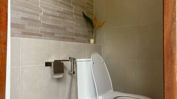 Familie huis, 2 slaapkamers, uitzicht op rivier | Badkamer | Gratis toiletartikelen, een haardroger, badjassen, pantoffels