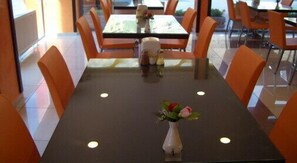 3 restaurantes; se sirven desayunos, comidas y cenas