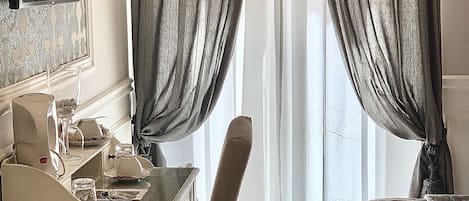 Deluxe Room | Minibar, in-room safe, desk, soundproofing