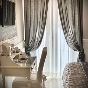 Habitación Deluxe | Minibar, caja fuerte, escritorio y sistema de insonorización