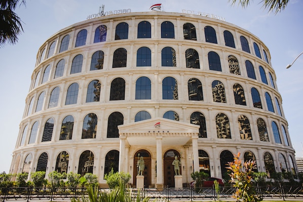 Un edificio grande y circular con varias ventanas en arco y una entrada central.