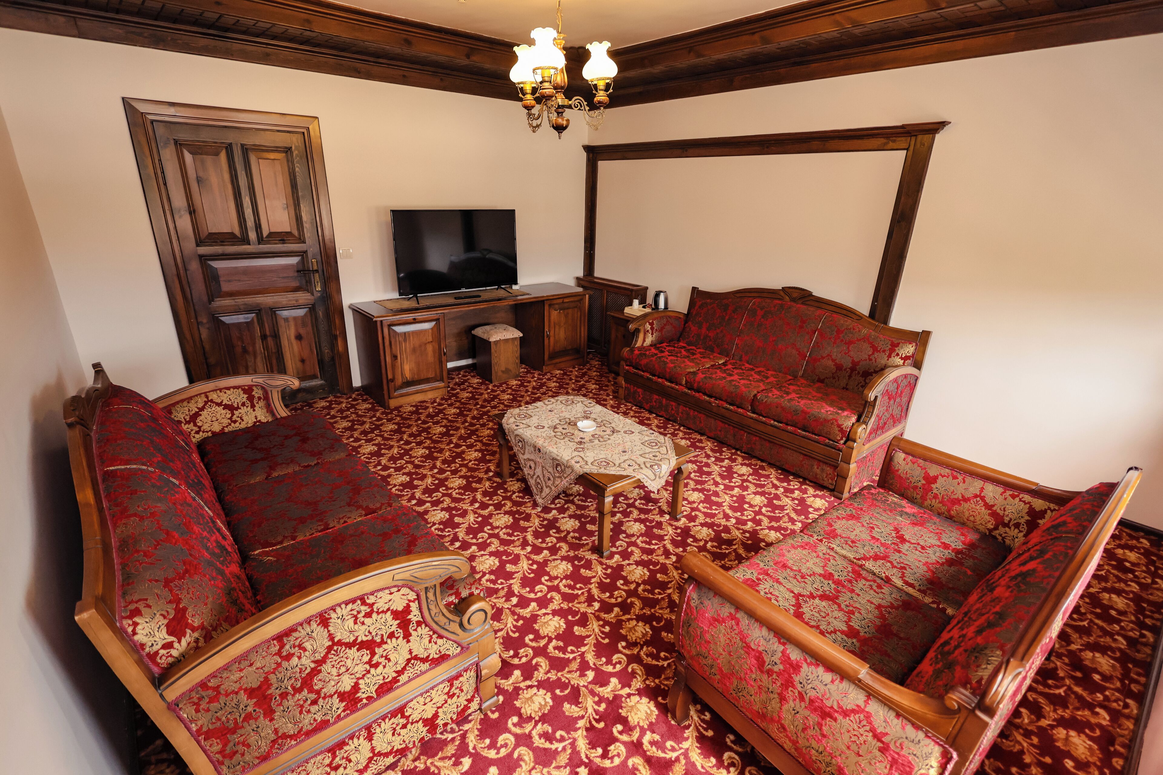 suite | living area | flat-screen tv