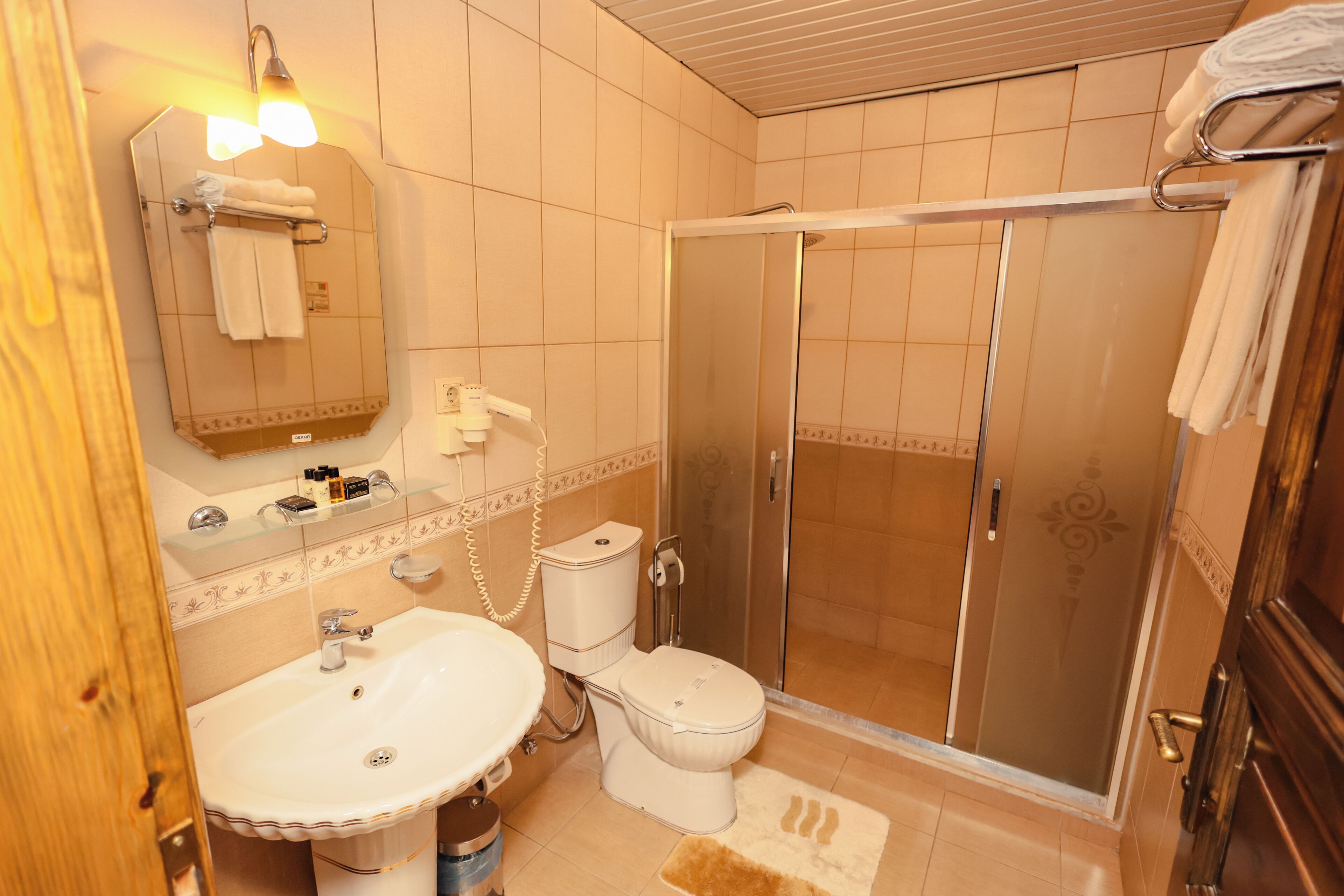 suite | bathroom | shower, free toiletries, hair dryer, slippers
