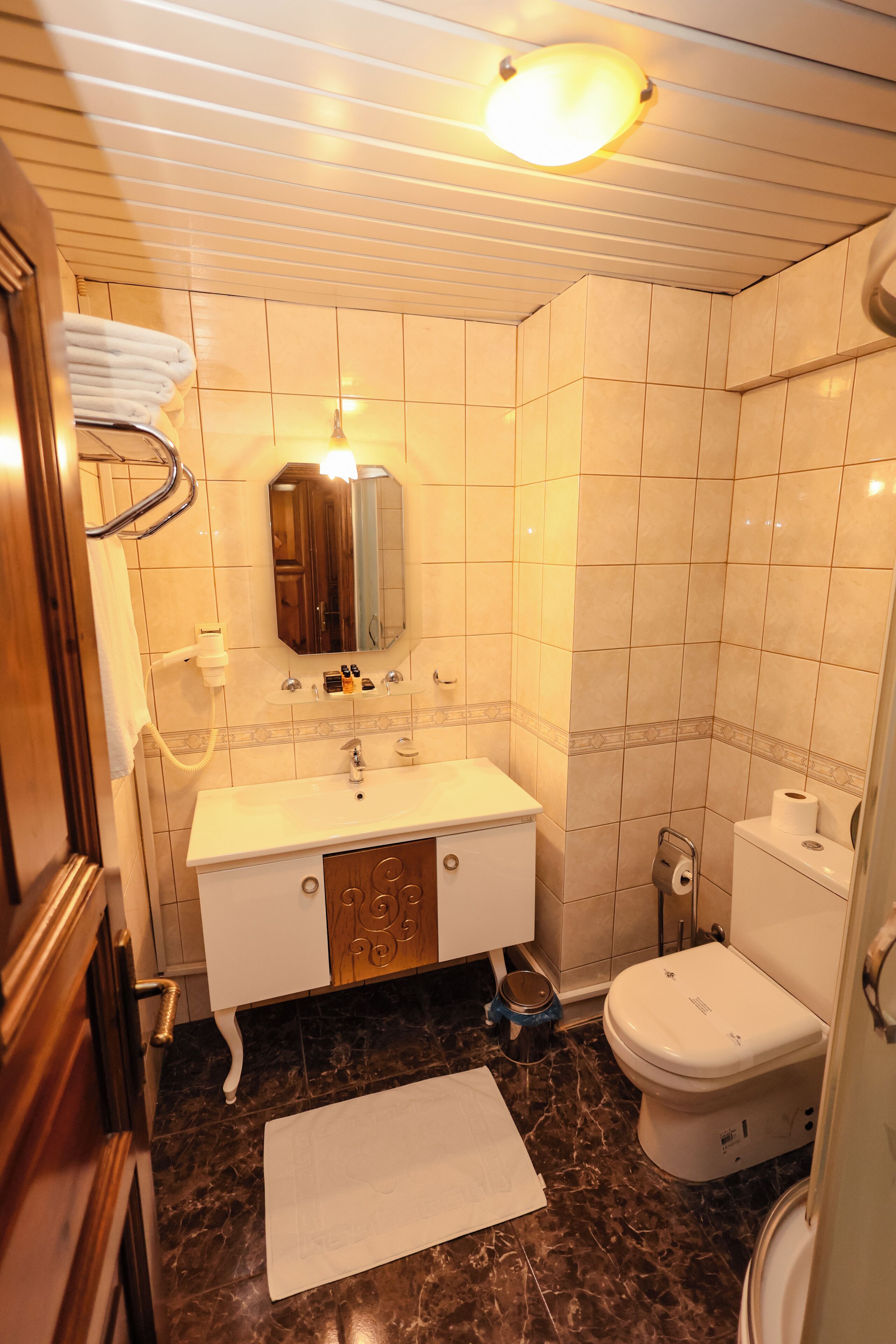 triple room | bathroom | shower, free toiletries, hair dryer, slippers