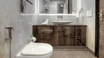 Standard Room | Bathroom | Shower, free toiletries, towels