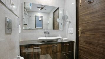Deluxe Room | Bathroom | Shower, free toiletries, towels