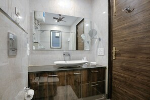 Habitació Deluxe | Bany | Dutxa, articles de tocador gratuïts i tovalloles 