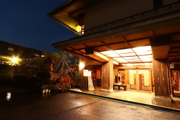 Facciata della struttura - sera/notte