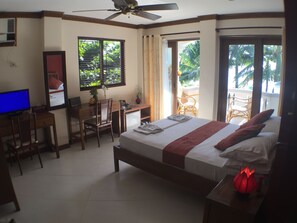 Premier Room (1st Floor) | Bar mini, peti besi dalam bilik, meja, seterika/papan seterika