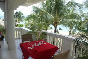 2 restaurantes, se sirve desayuno, cocina local e internacional 