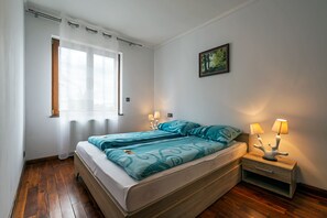 Decoración personalizada, muebles diferentes y cortinas blackout 