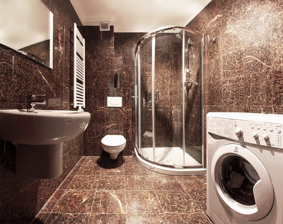 Dusche, Haartrockner, Handtücher, Toilettenpapier