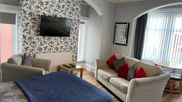 Căn hộ, 1 phòng ngủ, có phòng tắm riêng, quang cảnh biển (Apartment 5 First Floor) | Bàn ủi/dụng cụ ủi quần áo, bộ trải giường