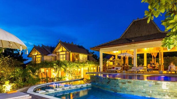 A resort with a swimming pool, a covered outdoor area with lounge chairs, and traditional-style buildings. - BoHo Bingin Beach (Pecatu)