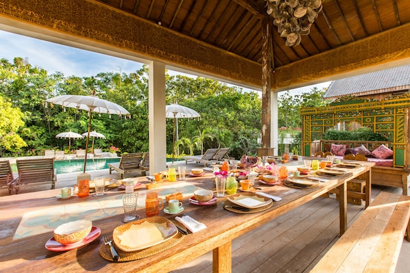 Daily cooked-to-order breakfast (IDR 100000.00 per person)