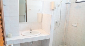 Shower, bidet, towels - Weekender Bungalow (Koh Samui)