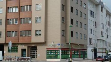 Vista frontal de la propiedad