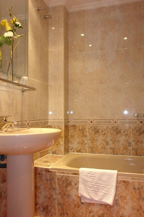 Set di cortesia gratuito, asciugacapelli, asciugamani