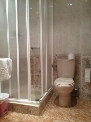 Free toiletries, hair dryer, towels - Hotel Campus  (Burgos)