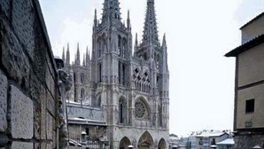A Gothic-style cathedral with a reflective water surface in front. - Hotel Campus (Burgos)
