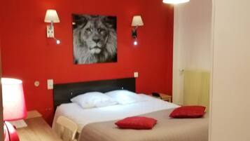 Hochwertige Bettwaren, Schreibtisch, Verdunkelungsvorhänge