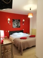 Roupas de cama premium, escrivaninha, cortinas blackout