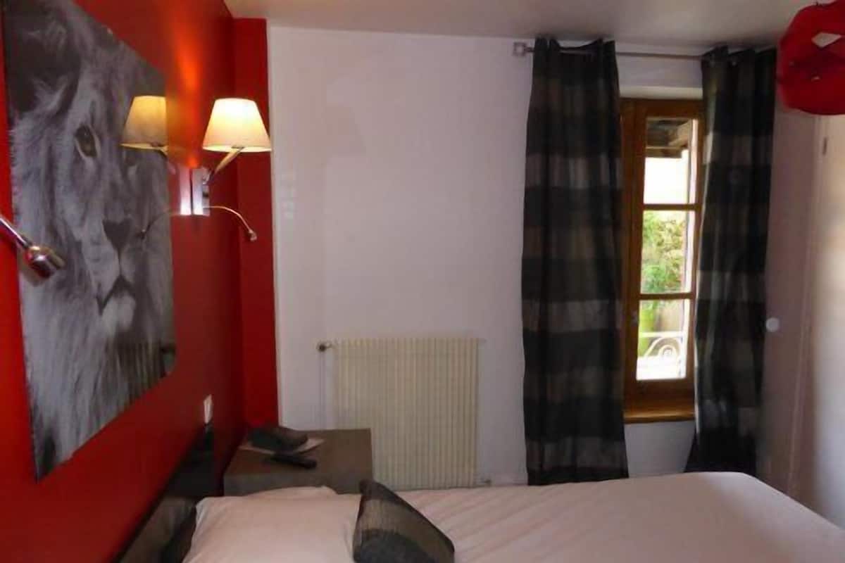 Premium bedding, desk, blackout drapes, soundproofing