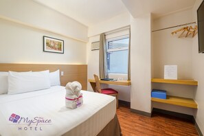 Quarto casal standard | Roupas de cama antialérgicas, camas Tempur-Pedic, escrivaninha