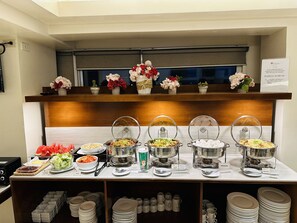 Café da manhã feito na hora todos os dias mediante uma taxa