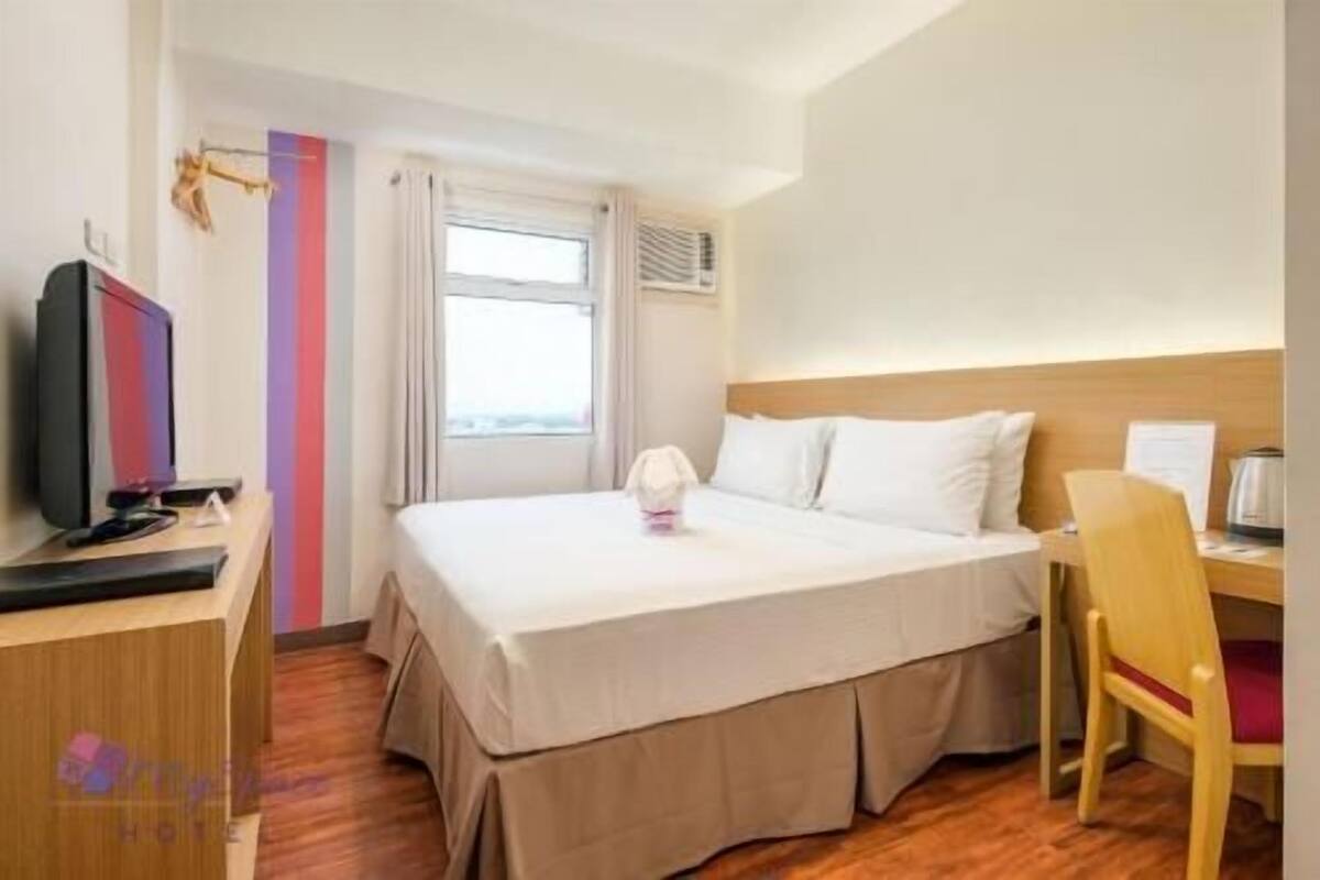 Ropa de cama hipoalergénica, colchones Tempur-Pedic, escritorio