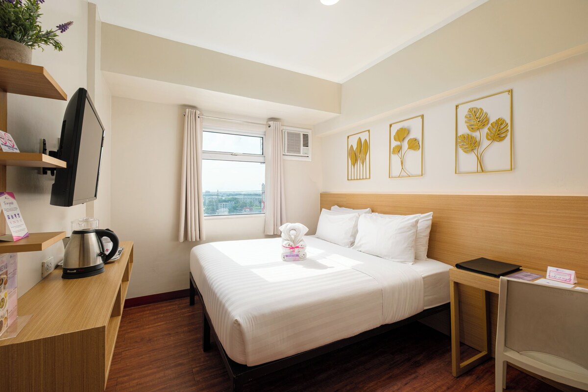 Deluxe Double Room | Hypo-allergenic bedding, Tempur-Pedic beds, desk, laptop workspace