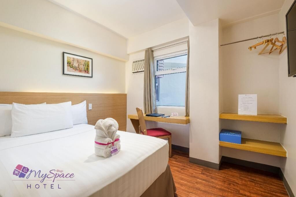 เครื่องนอนป้องกันสารก่อภูมิแพ้, เตียง Tempur-Pedic, โต๊ะทำงาน