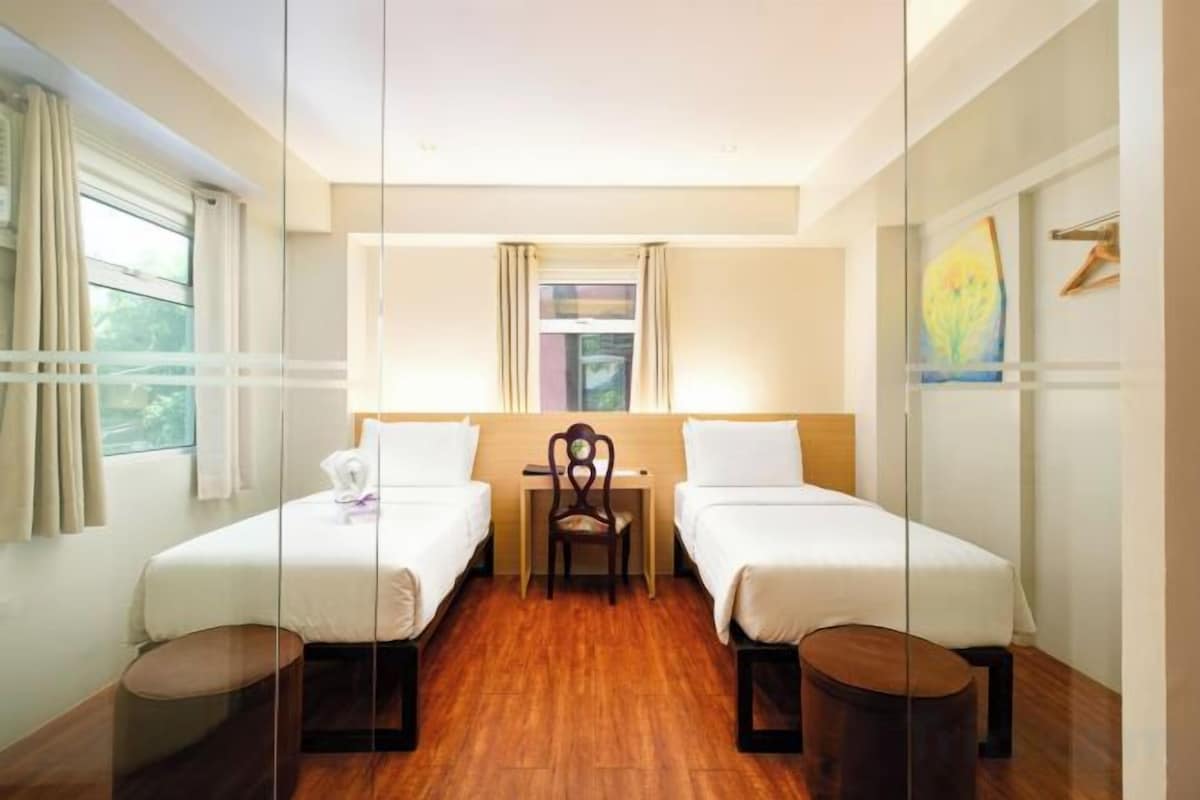 Hypo-allergenic bedding available, Tempur-Pedic beds, desk