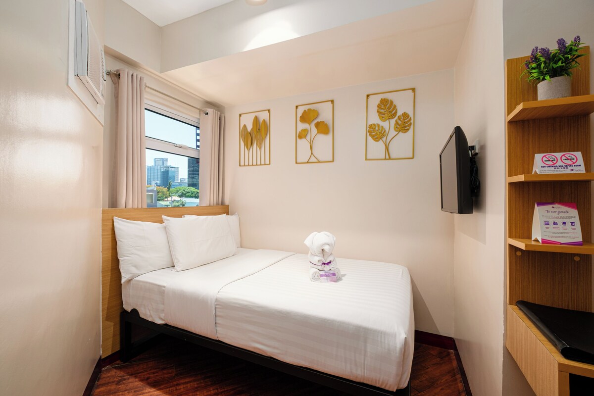 Standard Double Room | Hypo-allergenic bedding, Tempur-Pedic beds, desk, laptop workspace