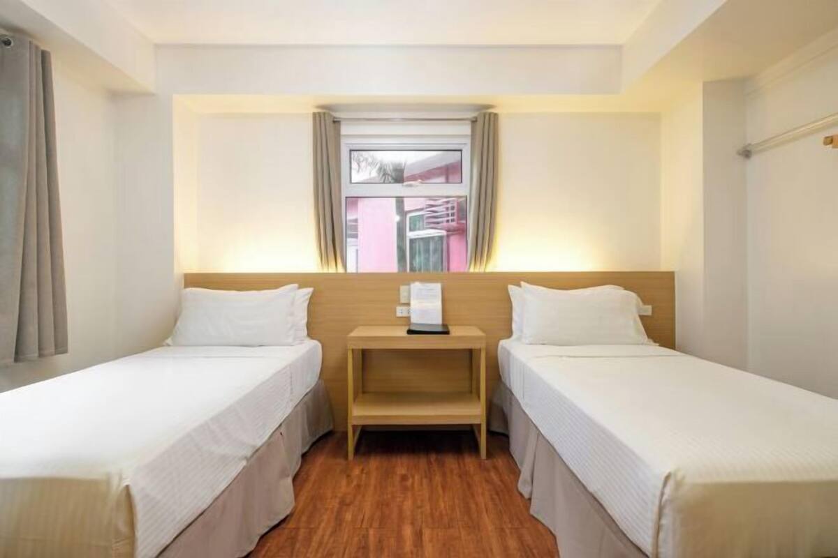 Ropa de cama hipoalergénica, colchones Tempur-Pedic, escritorio